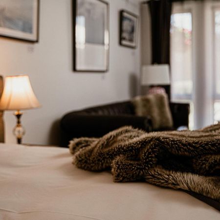 Daylesford Art Motel Buitenkant foto A bed with a throw