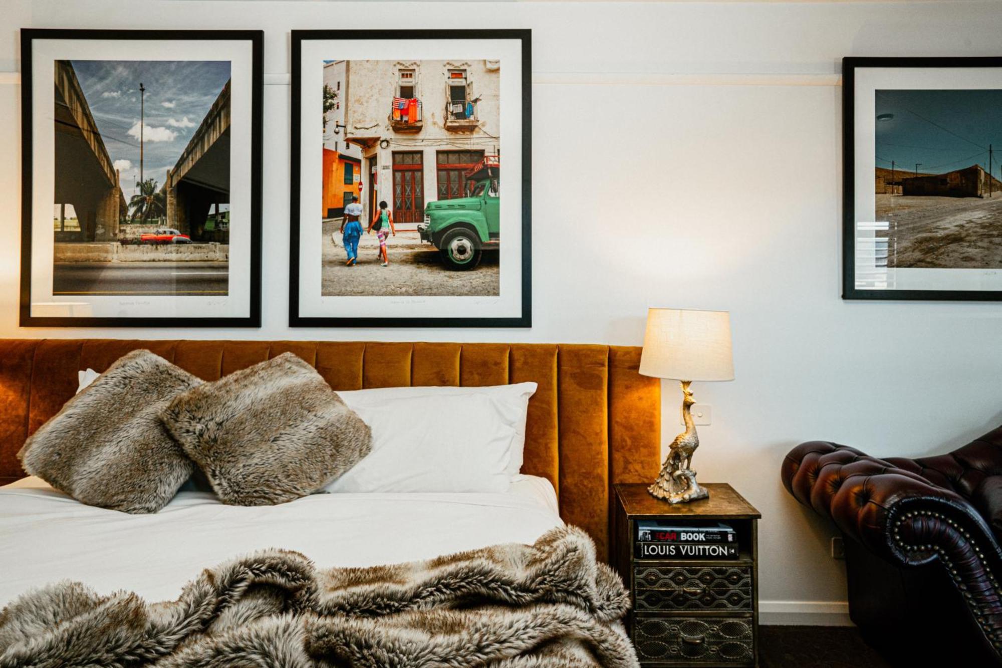 Daylesford Art Motel Buitenkant foto A bedroom at the Ace Hotel in Los Angeles