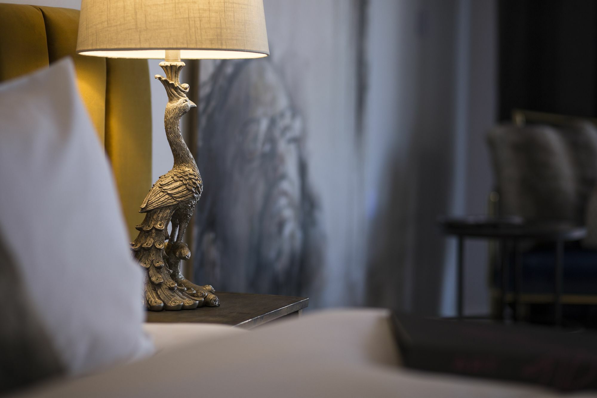 Daylesford Art Motel Buitenkant foto Peacock lamp