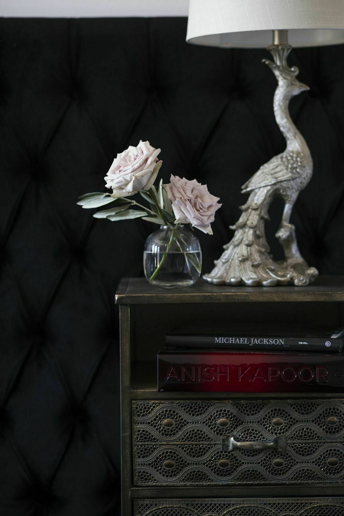 Daylesford Art Motel Buitenkant foto A vase of flowers