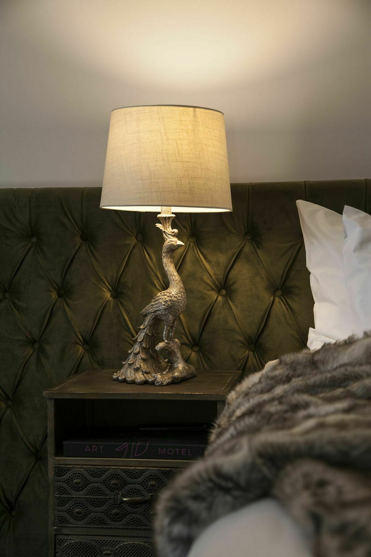 Daylesford Art Motel Buitenkant foto Peacock table lamp